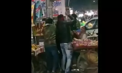 ക്ലിനിക്കിന് മുമ്പിൽ പച്ചക്കറി വണ്ടി നിർത്തിയിട്ടു; ഡോക്ടറടക്കമുള്ളവർ കച്ചടവടക്കാരിയെ മർദ്ദിച്ചു