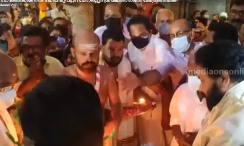 നടിയെ ആക്രമിച്ച കേസ് വാർത്തകളിൽ നിറഞ്ഞിരിക്കേ ഉത്സവത്തിൽ പങ്കെടുത്ത് നടൻ ദിലീപ്