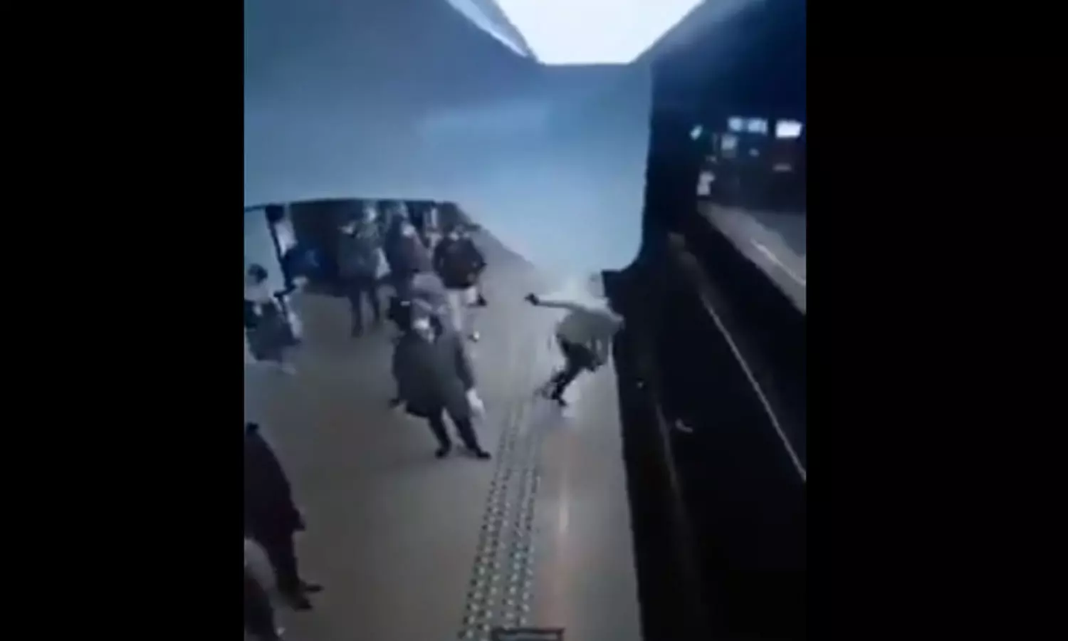 ഓടുന്ന ട്രെയിനിന്റെ മുന്നിലേക്ക് യുവതിയെ തള്ളിയിട്ടു,രക്ഷപ്പെട്ടത് തലനാരിഴയ്ക്ക് - വീഡിയോ ഓടുന്ന ട്രെയിനിന്റെ മുന്നിലേക്ക് യുവതിയെ തള്ളിയിട്ടു,രക്ഷപ്പെട്ടത് തലനാരിഴയ്ക്ക് - വീഡിയോ