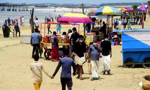 കോഴിക്കോട് ജില്ലയിൽ കൂടുതൽ നിയന്ത്രണങ്ങൾ; രാഷ്ട്രീയ പാർട്ടികളുടെ പരിപാടികൾ അനുവദിക്കില്ല