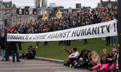 കോവിഡ് നിയന്ത്രണം ഏർപ്പെടുത്തിയ നെതർലാന്റ് സർക്കാരിനെതിരെ വ്യാപക പ്രതിഷേധം കോവിഡ് നിയന്ത്രണം ഏർപ്പെടുത്തിയ നെതർലാന്റ് സർക്കാരിനെതിരെ വ്യാപക പ്രതിഷേധം