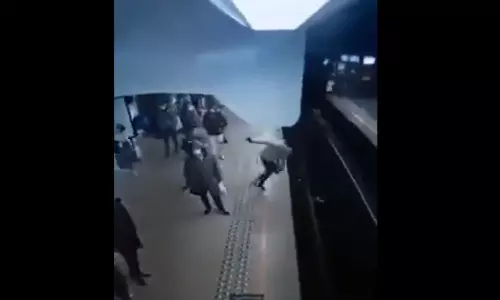 ഓടുന്ന ട്രെയിനിന്റെ മുന്നിലേക്ക് യുവതിയെ തള്ളിയിട്ടു,രക്ഷപ്പെട്ടത് തലനാരിഴയ്ക്ക് - വീഡിയോ