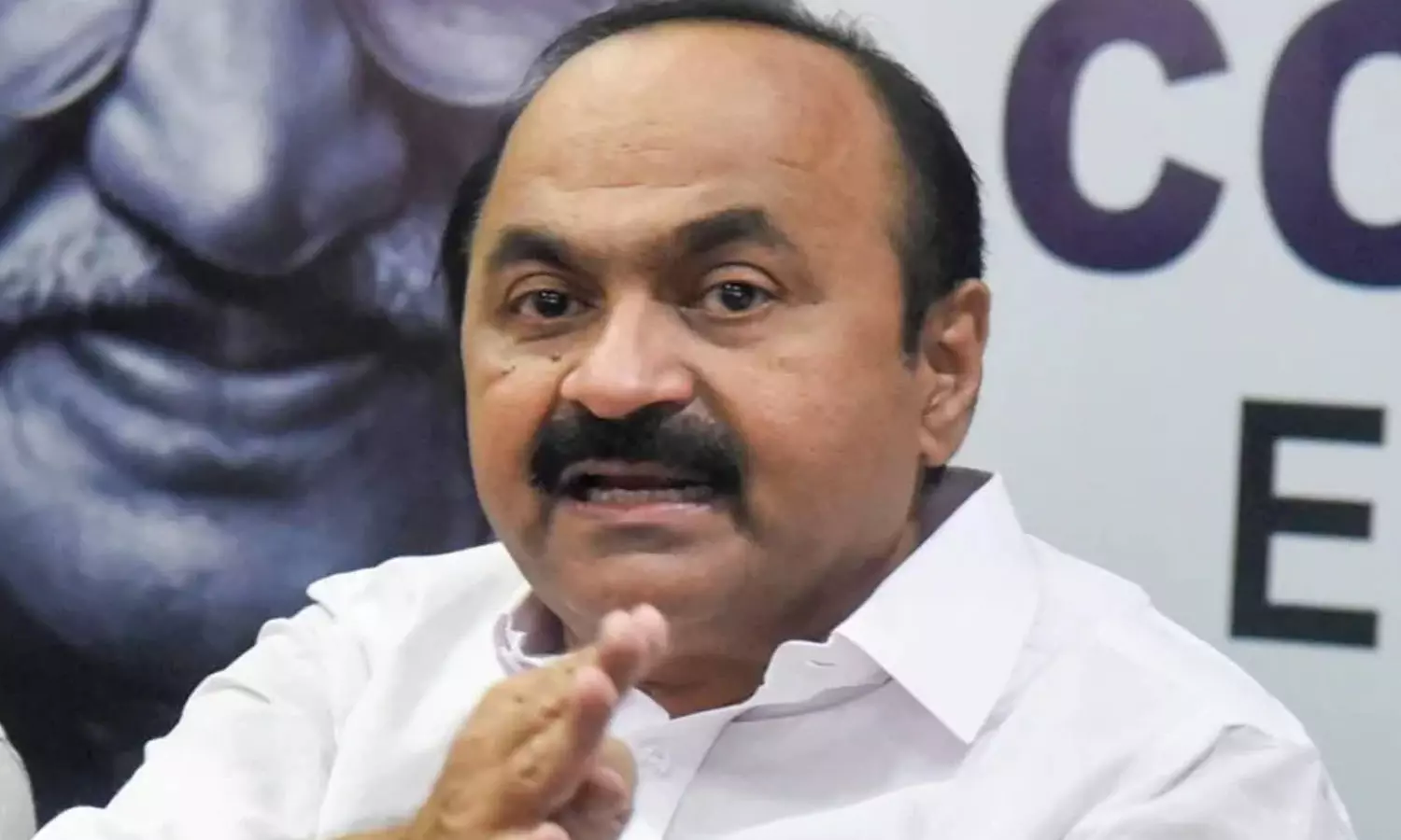 കോടിയേരി പച്ചക്ക്  വർഗീയത പറയുന്നു; കോടിയേരിയുടെ കോൺഗ്രസ് വിമർശനത്തിന് മറുപടിയുമായി പ്രതിപക്ഷ നേതാവ്