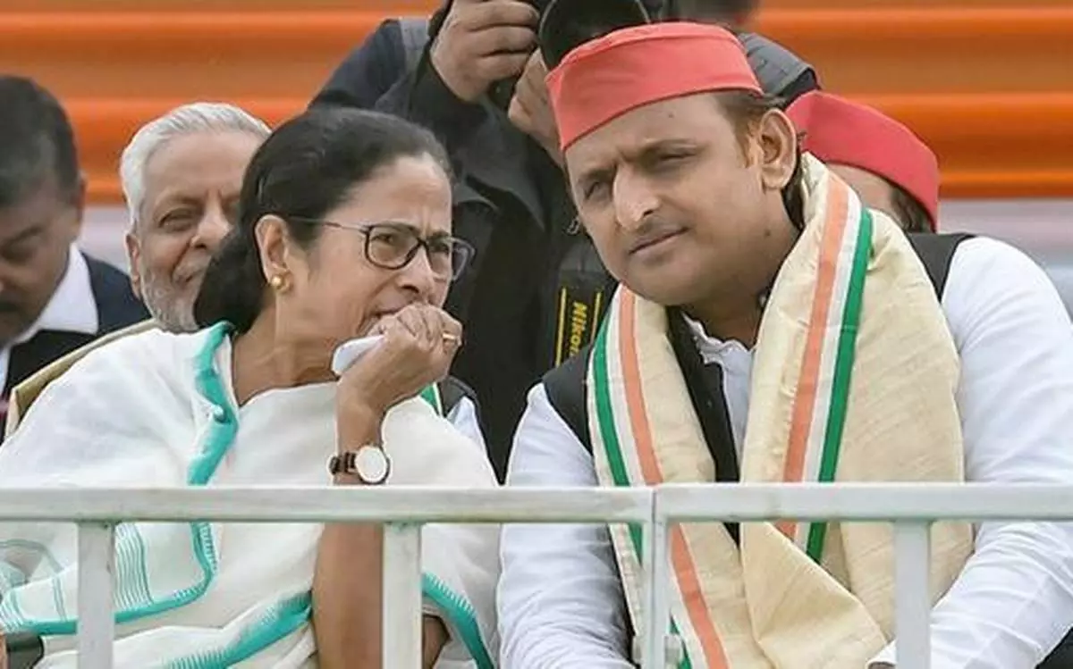 യുപിയിൽ തെരഞ്ഞെടുപ്പ് ചൂടിലേക്ക് മമതയുമെത്തുന്നു; എസ്പിക്ക് വേണ്ടി പ്രചാരണത്തിനിറങ്ങും യുപിയിൽ തെരഞ്ഞെടുപ്പ് ചൂടിലേക്ക് മമതയുമെത്തുന്നു; എസ്പിക്ക് വേണ്ടി പ്രചാരണത്തിനിറങ്ങും