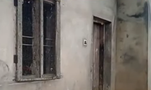 ഒറ്റയ്ക്ക് താമസിക്കുന്ന വയോധികന്‍റെ വീടിന് നേരെ ആക്രമണം