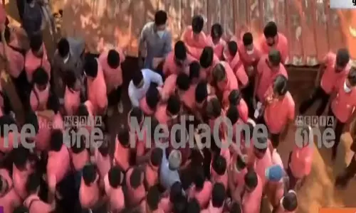 പൊതു പരീക്ഷ മുടങ്ങി; മുക്കം കെ എം സി റ്റി പോളി ടെക്നിക്കില്‍   വിദ്യാർഥികള്‍ പ്രിന്‍സിപ്പാളിനെ ഉപരോധിക്കുന്നു