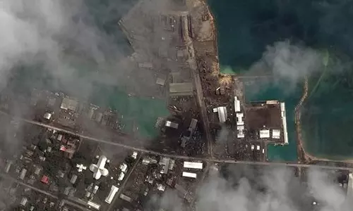 പൊട്ടിയൊലിച്ച് അഗ്നിപർവതം, പിന്നാലെ ആഞ്ഞടിച്ച് സുനാമിത്തിര; ഇരട്ട ദുരന്തത്തിൽ ഒറ്റപ്പെട്ട് ടോംഗ