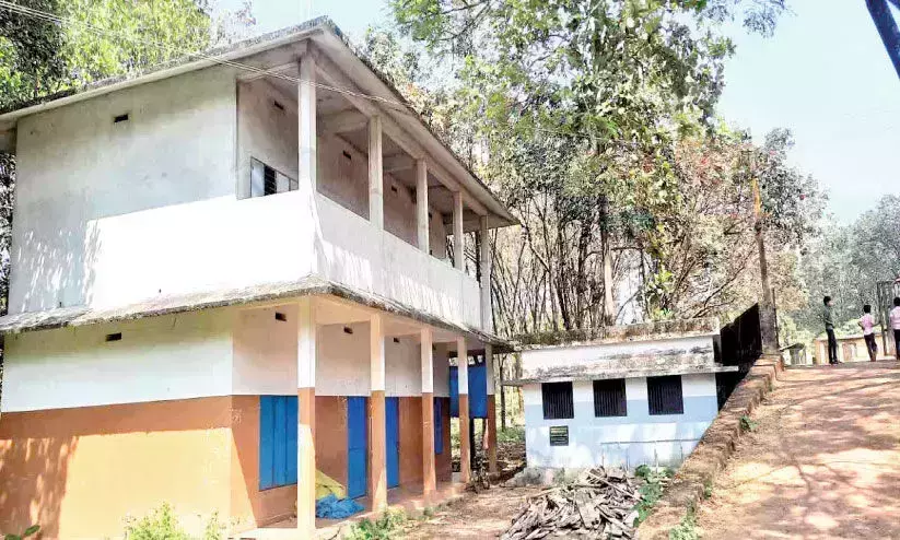 ഒന്നാം നിലയിലേക്ക് കോണിപ്പടിയില്ലാതെ സ്‌കൂൾ കെട്ടിടം; പ്രിൻസിപ്പല്‍ സെക്രട്ടറിക്ക് റിപ്പോർട്ട് സമർപ്പിച്ചു