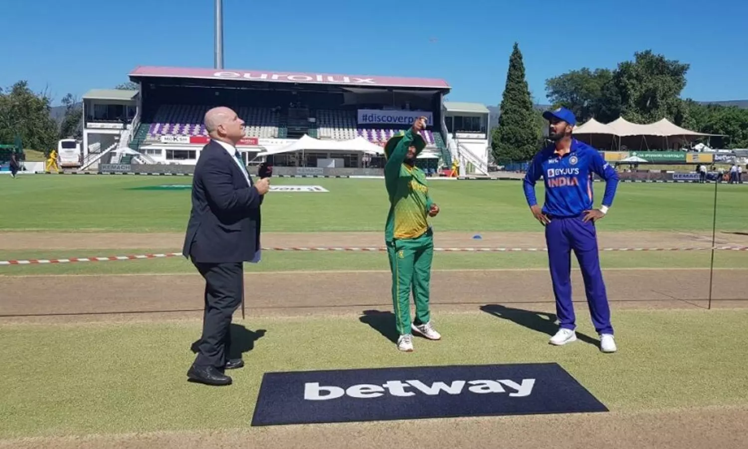 ദക്ഷിണാഫ്രിക്കയ്ക്ക് ബാറ്റിങ്: വെങ്കടേഷ് അയ്യർക്ക് അരങ്ങേറ്റം ദക്ഷിണാഫ്രിക്കയ്ക്ക് ബാറ്റിങ്: വെങ്കടേഷ് അയ്യർക്ക് അരങ്ങേറ്റം