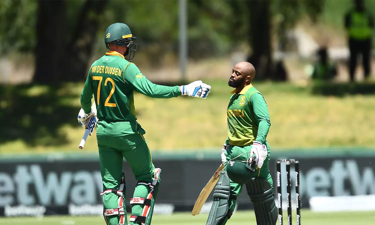 സെഞ്ച്വറിയുമായി ഡൂസനും ബവുമയും; ഇന്ത്യയ്ക്ക് ജയിക്കാൻ 297 റൺസ്