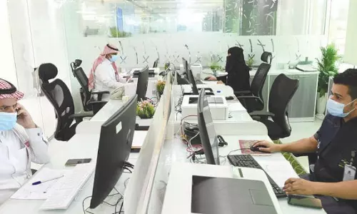 സൗദി തൊഴില്‍ വിപണിയില്‍ വിദേശ തൊഴിലാളികളുടെ എണ്ണം ഗണ്യമായി കുറയുന്നു