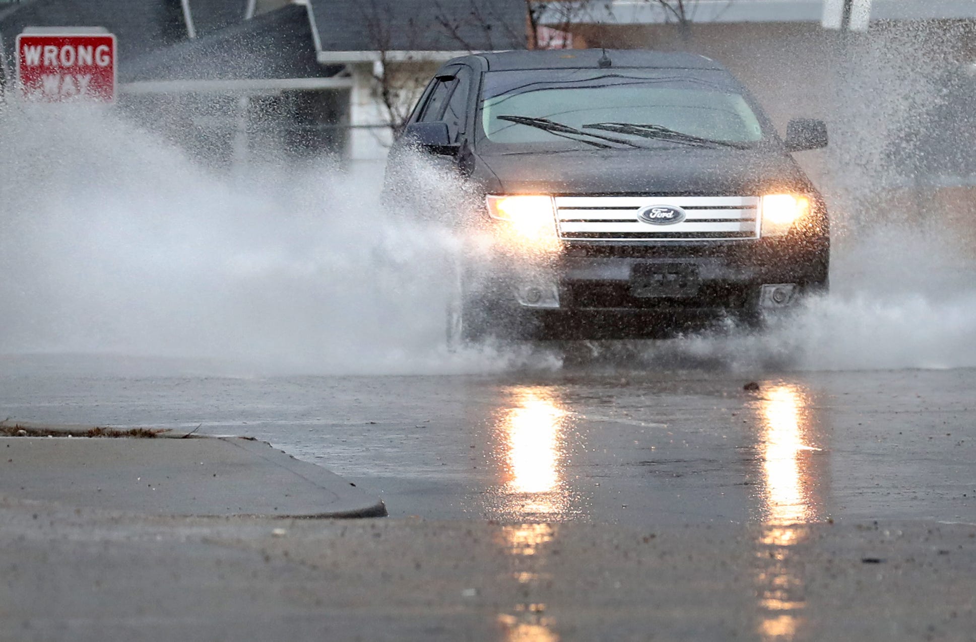 ബഹ്‌റൈനില്‍ തെ​രു​വു​ക​ളി​ൽ​നി​ന്ന് മ​ഴ​വെ​ള്ളം നീക്കി