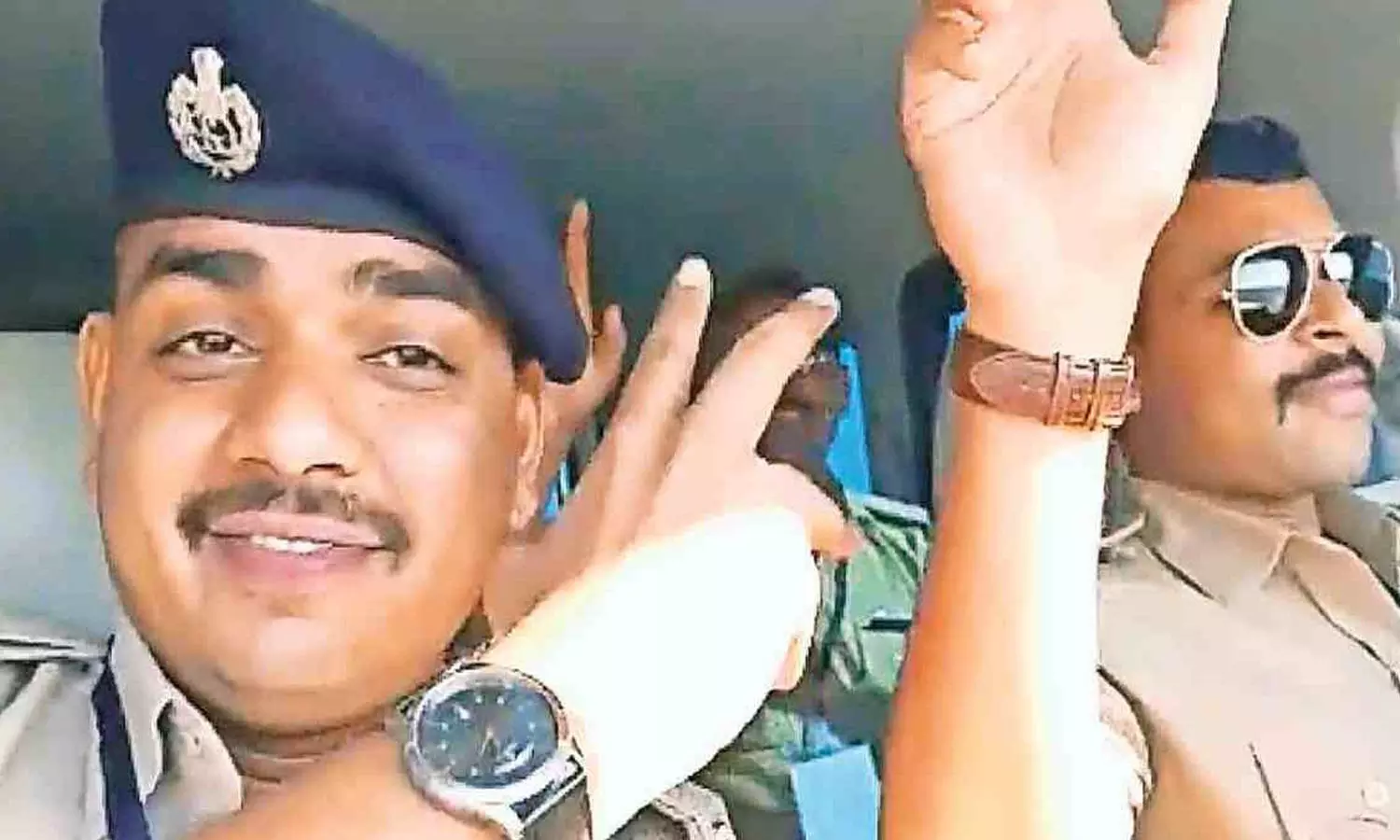 ഓടുന്ന കാറില് മാസ്ക് ധരിക്കാതെ ഡാന്സ്; ഗുജറാത്തില് പൊലീസുകാര്ക്ക് സസ്പെന്ഷന് ഓടുന്ന കാറില് മാസ്ക് ധരിക്കാതെ ഡാന്സ്; ഗുജറാത്തില് പൊലീസുകാര്ക്ക് സസ്പെന്ഷന്