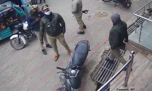 70 വയസുള്ള മാതാവിനെ ഭീഷണിപ്പെടുത്തി എന്താണ് തെളിയിക്കേണ്ടത്? പൊലീസ് റെയ്ഡിനെ കുറിച്ച് കഫീല്‍ ഖാന്‍