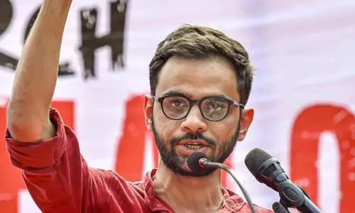 ഉമർ ഖാലിദിന് കൈയാമവും ചങ്ങലയും വേണ്ട: കോടതി