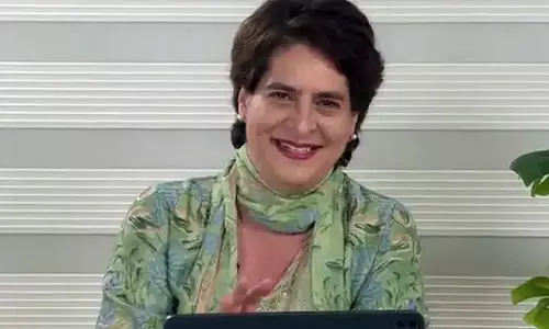 പ്രചാരണം കഴിഞ്ഞ് പുലര്ച്ചെ 3-4 മണി വരെ മക്കളെ പഠനത്തില് സഹായിക്കുമെന്ന് പ്രിയങ്ക; വൈറലായി വീഡിയോ പ്രചാരണം കഴിഞ്ഞ് പുലര്ച്ചെ 3-4 മണി വരെ മക്കളെ പഠനത്തില് സഹായിക്കുമെന്ന് പ്രിയങ്ക; വൈറലായി വീഡിയോ