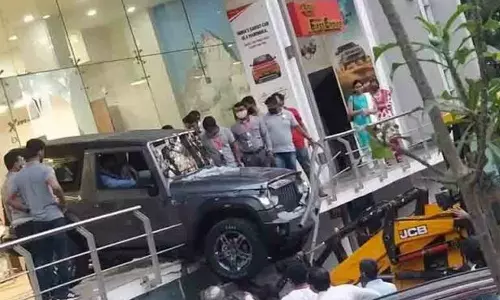 പുതിയ ഥാർ ഷോറൂമിന്റെ ചില്ലുതകർത്ത് പുറത്തേക്ക്, കൈവരിയിൽ ഇടിച്ചു നിന്നത് ഭാഗ്യമായി -വീഡിയോ