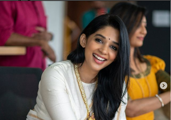 എന്‍റെ ജീവിതത്തിലെ ഏറ്റവും മനോഹരമായ  നിമിഷം, ജോഷി സാറിന് നന്ദി; കുറിപ്പുമായി നൈല ഉഷ