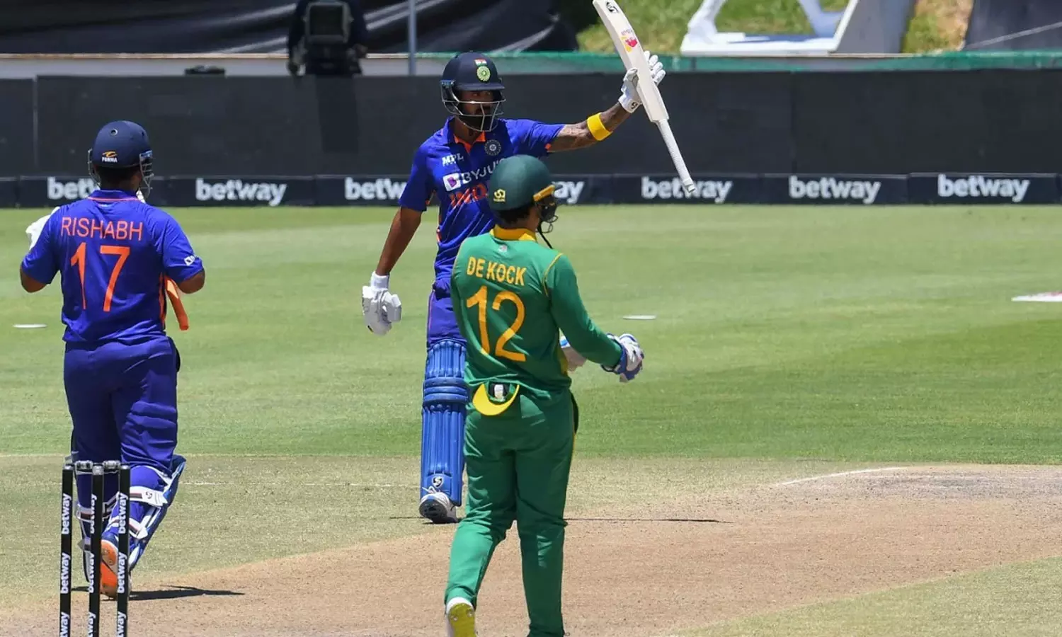 അർധസെഞ്ച്വറിയുമായി പന്തും രാഹുലും,കരുതലോടെ വാലറ്റം;ദക്ഷിണാഫ്രിക്കയ്ക്ക് 288 റൺസ് വിജയലക്ഷ്യം