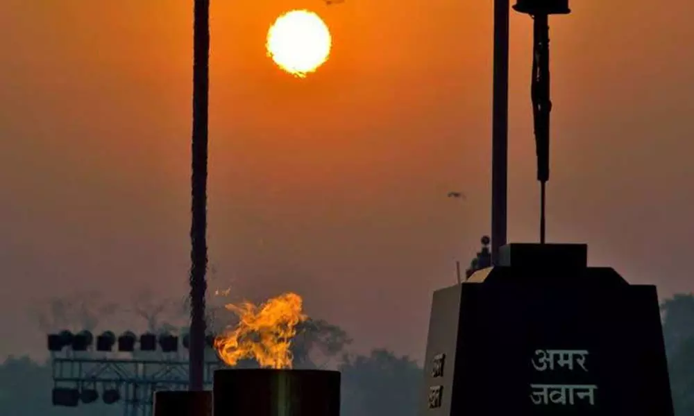 ഇന്ത്യാഗേറ്റിലെ  അമർ ജവാൻ ജ്യോതി ഇനി ഓർമ