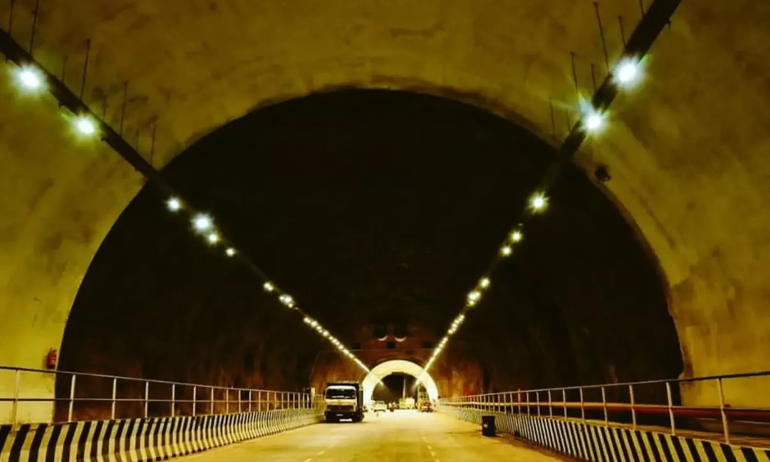 കുതിരാൻ തുരങ്കത്തിലെ ലൈറ്റുകൾ തകർത്ത ലോറി പിടികൂടി