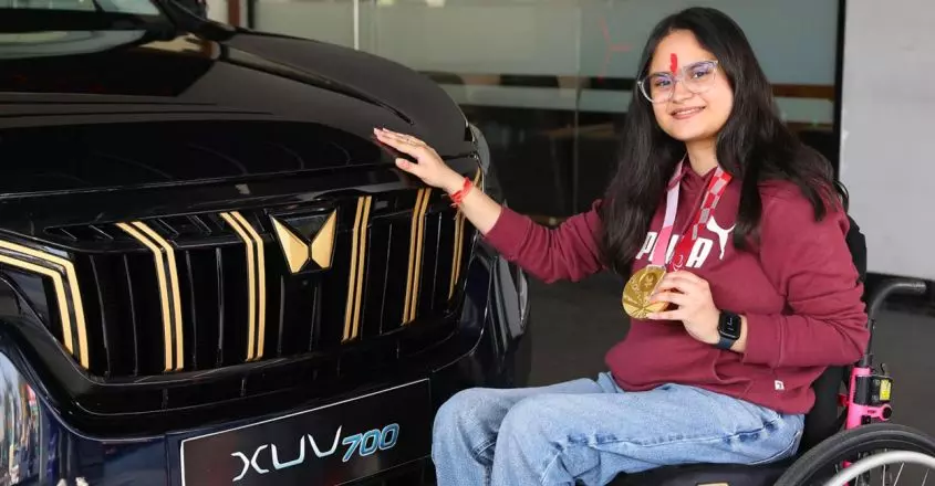 തങ്കത്തിളക്കത്തിന് എക്സ് യുവി ഗോള്ഡ് എഡിഷന്; പാരാലിംപിക്സ് സ്വര്ണ മെഡല് ജേതാവിന് കാര് സമ്മാനിച്ച് മഹീന്ദ്ര തങ്കത്തിളക്കത്തിന് എക്സ് യുവി ഗോള്ഡ് എഡിഷന്; പാരാലിംപിക്സ് സ്വര്ണ മെഡല് ജേതാവിന് കാര് സമ്മാനിച്ച് മഹീന്ദ്ര