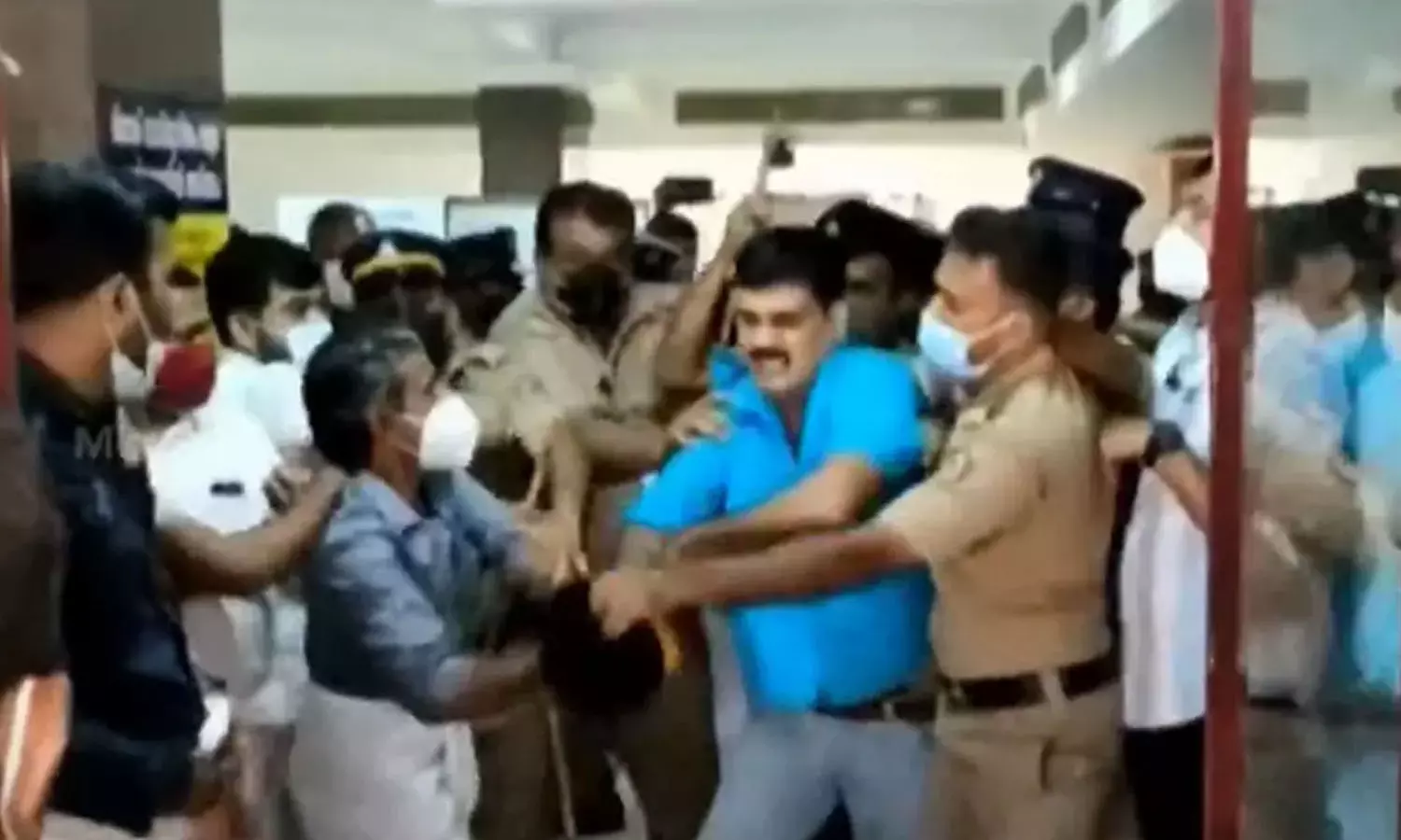 റിജിൽ മാക്കുറ്റിയെ മർദിച്ച സംഭവം; സിപിഎം പ്രവർത്തകർക്കെതിരെ വധശ്രമത്തിന് കേസ്