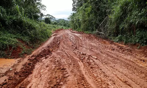 ഉടമസ്ഥന്‍ സ്ഥലത്തില്ലാത്ത സമയത്ത് ഭൂമാഫിയ അതിക്രമിച്ചു കയറി റോഡ് വെട്ടിയെന്ന് പരാതി
