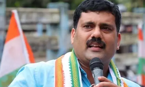 ചുവപ്പ് നരച്ചാൽ കാവി: തനിക്ക് അടി കിട്ടിയതിൽ സഖാക്കളേക്കാള് സന്തോഷം സംഘികൾക്കെന്ന് റിജിൽ മാക്കുറ്റി ചുവപ്പ് നരച്ചാൽ കാവി: തനിക്ക് അടി കിട്ടിയതിൽ സഖാക്കളേക്കാള് സന്തോഷം സംഘികൾക്കെന്ന് റിജിൽ മാക്കുറ്റി