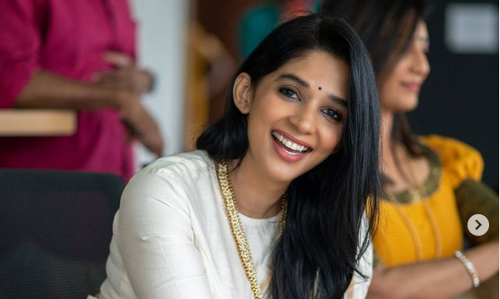 എന്‍റെ ജീവിതത്തിലെ ഏറ്റവും മനോഹരമായ  നിമിഷം, ജോഷി സാറിന് നന്ദി; കുറിപ്പുമായി നൈല ഉഷ