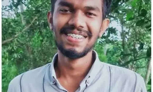 കോട്ടയത്ത് എസ്.എഫ്.ഐ യൂണിറ്റ് സെക്രട്ടറിയെ ഹോസ്റ്റലില് തൂങ്ങി മരിച്ച നിലയിൽ കണ്ടെത്തി കോട്ടയത്ത് എസ്.എഫ്.ഐ യൂണിറ്റ് സെക്രട്ടറിയെ ഹോസ്റ്റലില് തൂങ്ങി മരിച്ച നിലയിൽ കണ്ടെത്തി