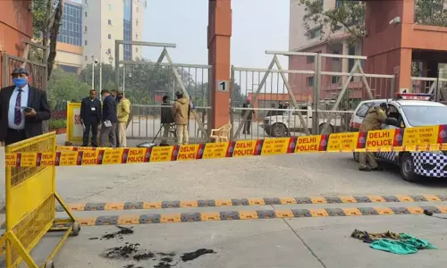 സുപ്രീം കോടതിക്ക് പുറത്ത് വയോധികന്റെ ആത്മഹത്യാ ശ്രമം