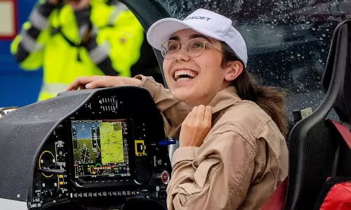 പ്രായം വെറും 19, ഒറ്റയ്ക്ക് ലോകം പറന്നുകണ്ടു; ചരിത്രമെഴുതി സാറ