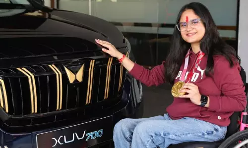 തങ്കത്തിളക്കത്തിന് എക്‌സ് യുവി ഗോള്‍ഡ് എഡിഷന്‍; പാരാലിംപിക്സ് സ്വര്‍ണ മെഡല്‍ ജേതാവിന് കാര്‍ സമ്മാനിച്ച് മഹീന്ദ്ര