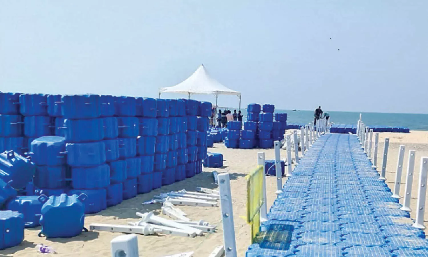 ആലപ്പുഴ ബീച്ചിലെ ഫ്ലോട്ടിങ് പാലത്തിന് സ്റ്റോപ്പ്മെമ്മോ നൽകിയതിലുള്ള പ്രതിഷേധം; മതിയായ സുരക്ഷാരേഖകൾ ഇല്ലെന്ന് നഗരസഭ ആലപ്പുഴ ബീച്ചിലെ ഫ്ലോട്ടിങ് പാലത്തിന് സ്റ്റോപ്പ്മെമ്മോ നൽകിയതിലുള്ള പ്രതിഷേധം; മതിയായ സുരക്ഷാരേഖകൾ ഇല്ലെന്ന് നഗരസഭ