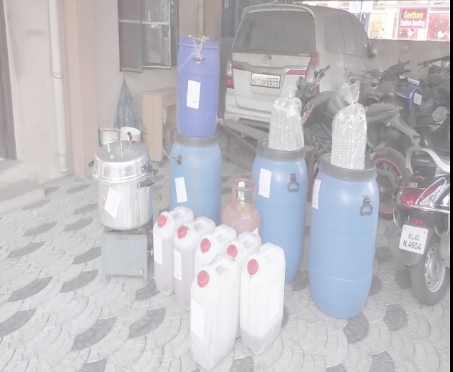 വടക്കന്‍ പറവൂരില്‍ വ്യാജമദ്യ കേന്ദ്രം നടത്തിയ ആൾ പിടിയിൽ; 32 ലിറ്റർ ചാരായവും 420 ലിറ്റർ വാഷും പിടിച്ചെടുത്തു