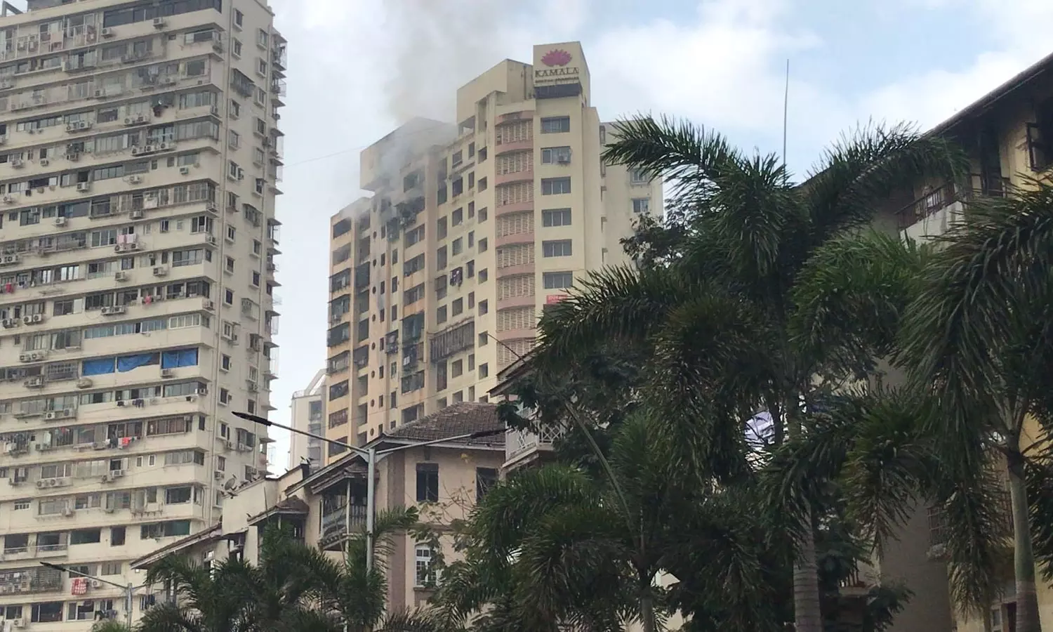 മുംബൈയിൽ 20 നില കെട്ടിടത്തിൽ തീപിടിത്തം; രണ്ടുപേർക്ക് പരിക്ക് മുംബൈയിൽ 20 നില കെട്ടിടത്തിൽ തീപിടിത്തം; രണ്ടുപേർക്ക് പരിക്ക്