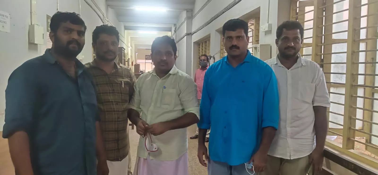 കണ്ണൂരിലെ കെ റെയില് വിശദീകരണ യോഗത്തിലേക്ക് പ്രതിഷേധം സംഘടിപ്പിച്ചതിന് പൊലീസ് അറസ്റ്റു ചെയ്ത റിജില് മാക്കുറ്റിയടക്കമുള്ള കോണ്ഗ്രസ് നേതാക്കള് കണ്ണൂരിലെ കെ റെയില് വിശദീകരണ യോഗത്തിലേക്ക് പ്രതിഷേധം സംഘടിപ്പിച്ചതിന് പൊലീസ് അറസ്റ്റു ചെയ്ത റിജില് മാക്കുറ്റിയടക്കമുള്ള കോണ്ഗ്രസ് നേതാക്കള്