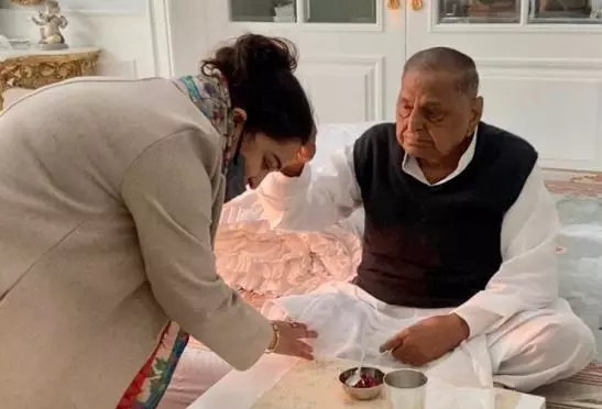 ബിജെപിയില്‍ ചേര്‍ന്നിട്ടും എസ്‍പി ആചാര്യന്‍റെ ആശീര്‍വാദം; മുലായത്തിന്റെ കാലിൽതൊട്ടു വന്ദിച്ച്, അനുഗ്രഹം തേടി അപർണാ യാദവ്