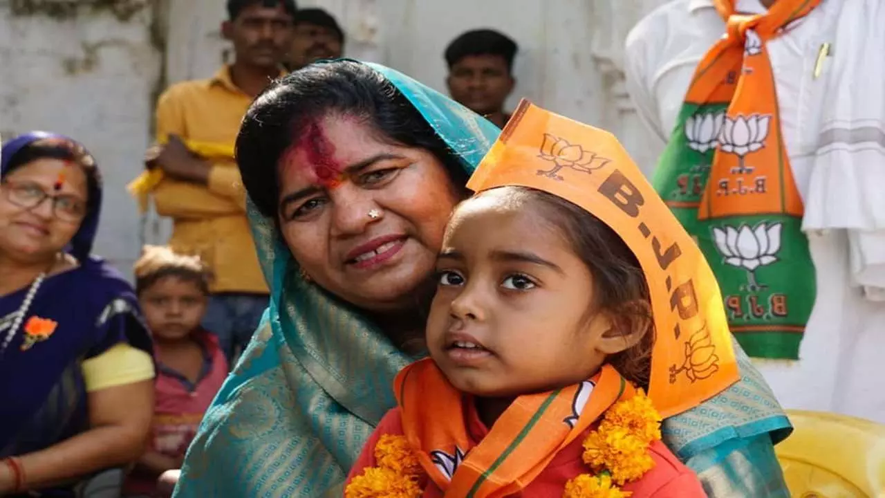 മാസ്ക് ധരിച്ചില്ല; വളണ്ടിയര് നീട്ടിയ മാസ്ക് വലിച്ചെറിഞ്ഞ് ബി.ജെ.പി നേതാവ് മാസ്ക് ധരിച്ചില്ല; വളണ്ടിയര് നീട്ടിയ മാസ്ക് വലിച്ചെറിഞ്ഞ് ബി.ജെ.പി നേതാവ്