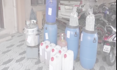 വടക്കന്‍ പറവൂരില്‍ വ്യാജമദ്യ കേന്ദ്രം നടത്തിയ ആൾ പിടിയിൽ; 32 ലിറ്റർ ചാരായവും 420 ലിറ്റർ വാഷും പിടിച്ചെടുത്തു