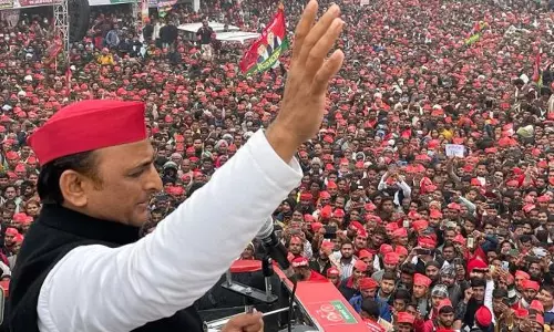 യാദവ-എസ്‍പി കോട്ടയില്‍ വിശ്വാസമർപ്പിച്ച് അഖിലേഷ്; കന്നിയങ്കം കർഹാലിൽ തന്നെ