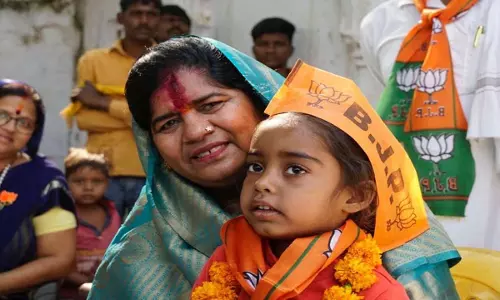 മാസ്ക് ധരിച്ചില്ല; വളണ്ടിയര്‍ നീട്ടിയ മാസ്ക് വലിച്ചെറിഞ്ഞ് ബി.ജെ.പി നേതാവ്