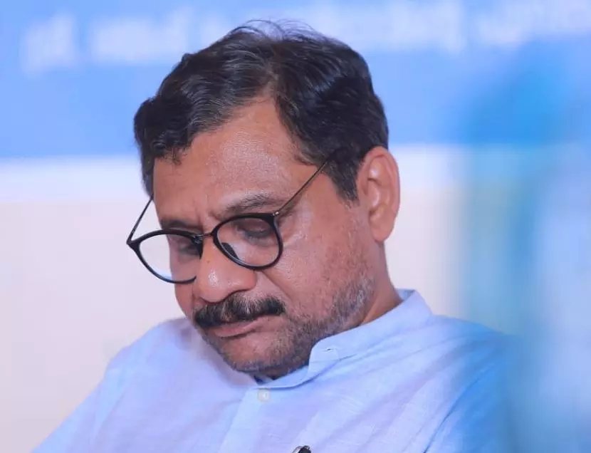 എങ്ങോട്ടു പോകുന്നു ഹേ ഇത്ര വേഗത്തിലിത്ര തിടുക്കത്തിൽ; കെ-റെയിലിനെ വിമർശിച്ച് കവിത; റഫീക്ക് അഹമ്മദിനെതിരെ സൈബർ ആക്രമണം എങ്ങോട്ടു പോകുന്നു ഹേ ഇത്ര വേഗത്തിലിത്ര തിടുക്കത്തിൽ; കെ-റെയിലിനെ വിമർശിച്ച് കവിത; റഫീക്ക് അഹമ്മദിനെതിരെ സൈബർ ആക്രമണം