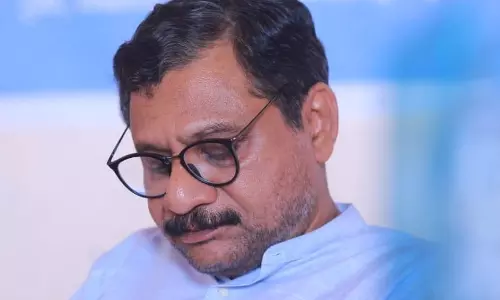 എങ്ങോട്ടു പോകുന്നു ഹേ ഇത്ര വേഗത്തിലിത്ര തിടുക്കത്തിൽ; കെ-റെയിലിനെ വിമർശിച്ച് കവിത; റഫീക്ക് അഹമ്മദിനെതിരെ സൈബർ ആക്രമണം എങ്ങോട്ടു പോകുന്നു ഹേ ഇത്ര വേഗത്തിലിത്ര തിടുക്കത്തിൽ; കെ-റെയിലിനെ വിമർശിച്ച് കവിത; റഫീക്ക് അഹമ്മദിനെതിരെ സൈബർ ആക്രമണം