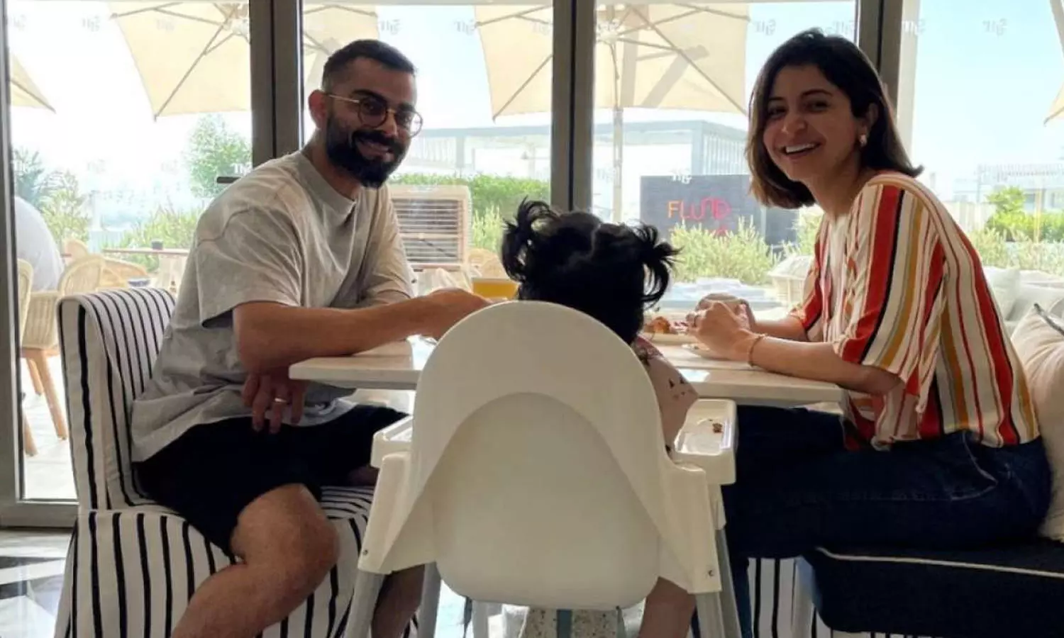 ഞങ്ങൾക്ക് നേരെയാണ് ക്യാമറയെന്ന് അറിഞ്ഞില്ല; മകളുടെ ചിത്രത്തിൽ പ്രതികരണവുമായി കോഹ്ലിയും അനുഷ്കയും ഞങ്ങൾക്ക് നേരെയാണ് ക്യാമറയെന്ന് അറിഞ്ഞില്ല; മകളുടെ ചിത്രത്തിൽ പ്രതികരണവുമായി കോഹ്ലിയും അനുഷ്കയും