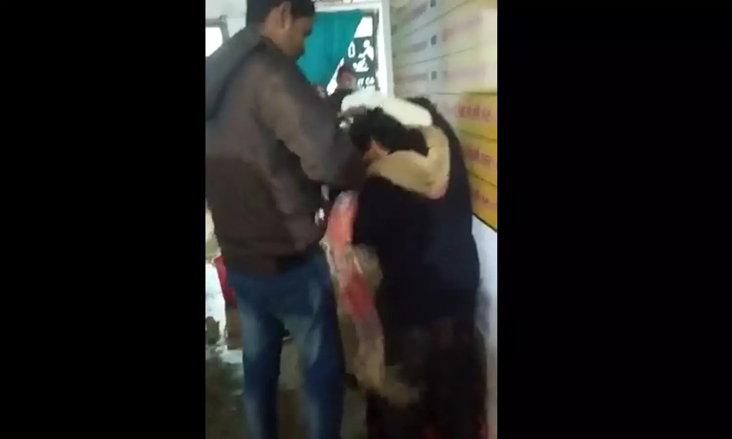 500 രൂപ കൈക്കൂലിക്കായി ആരോഗ്യപ്രവർത്തകരുടെ കൂട്ടത്തല്ല്; വൈറലായി വീഡിയോ 500 രൂപ കൈക്കൂലിക്കായി ആരോഗ്യപ്രവർത്തകരുടെ കൂട്ടത്തല്ല്; വൈറലായി വീഡിയോ