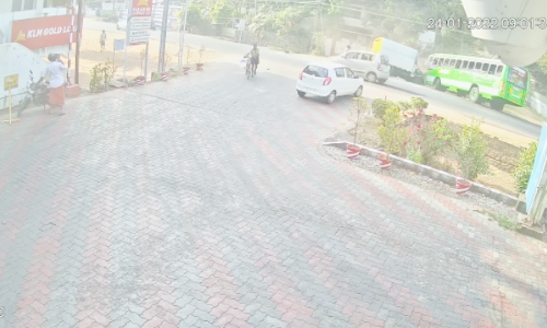 കൊല്ലത്ത് സ്വകാര്യ ബസും മീന്‍ ലോറിയും കൂട്ടിയിടിച്ച് അപകടം; ലോറി ഡ്രൈവര്‍ മരിച്ചു