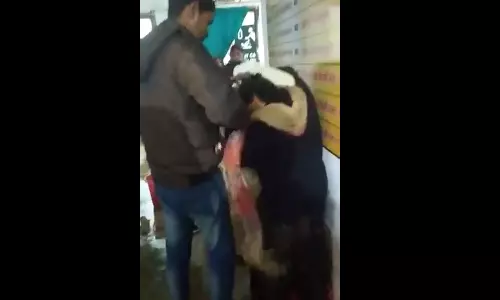 500 രൂപ കൈക്കൂലിക്കായി ആരോഗ്യപ്രവർത്തകരുടെ കൂട്ടത്തല്ല്; വൈറലായി വീഡിയോ