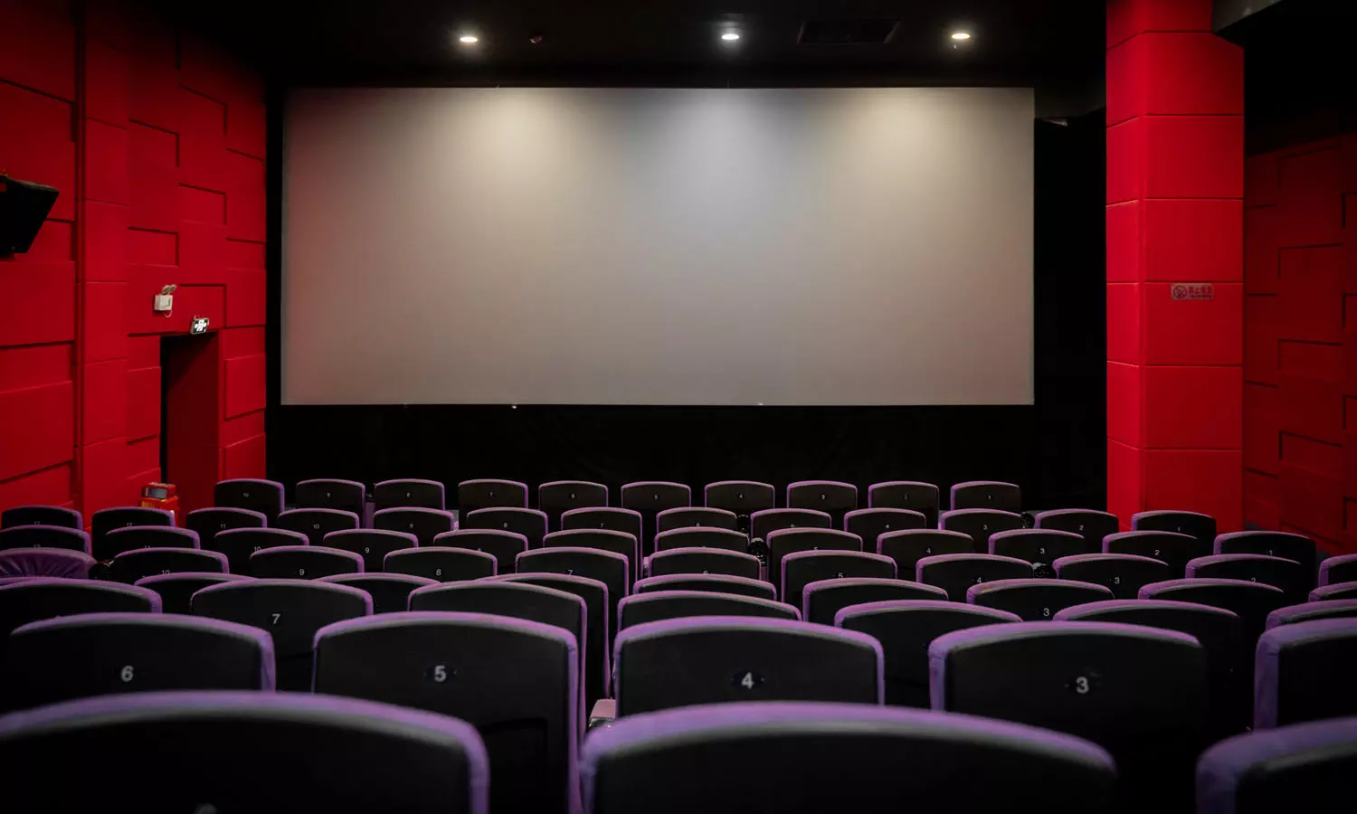 ഞായറാഴ്ചകളിൽ പ്രവർത്തനം തടഞ്ഞ ഉത്തരവ്; തിയറ്റർ ഉടമകൾ ഹൈക്കോടതിയിൽ